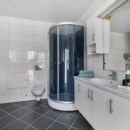 Dinbnb I 2 Balconies I Newly Renovated I Urban Location * برغن