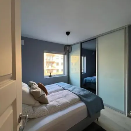 Dinbnb I 2 Balconies I Newly Renovated I Urban Location *