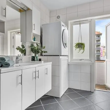 Апартаменти Dinbnb I 2 Balconies I Newly Renovated I Urban Location *