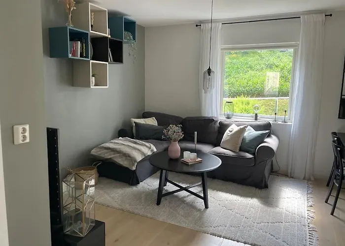 Dinbnb I 2 Balconies I Newly Renovated I Urban Location *