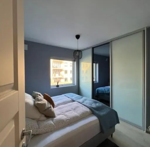 Dinbnb I 2 Balconies I Newly Renovated I Urban Location *